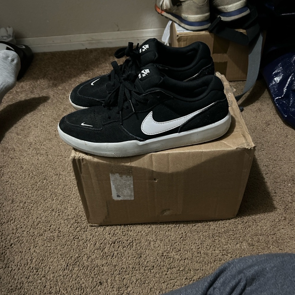 Nike Men's Black and White Low-Top Sneakers